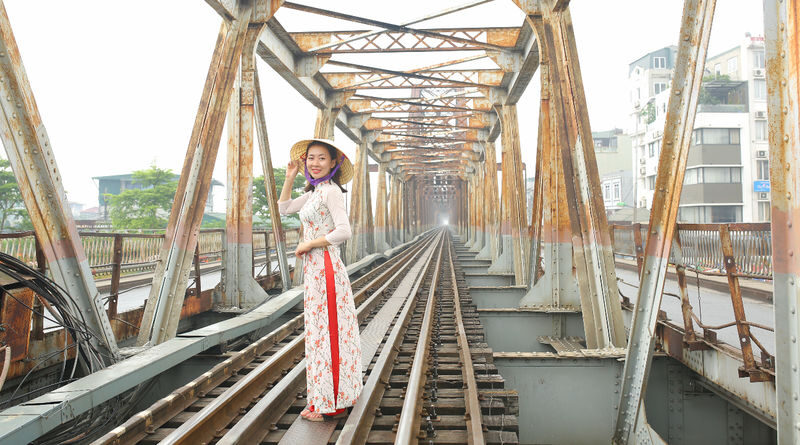 Hanoi Instagram Private Tour by Motorbike or Car - West Lake, Tran Quoc Pagoda and Train Street