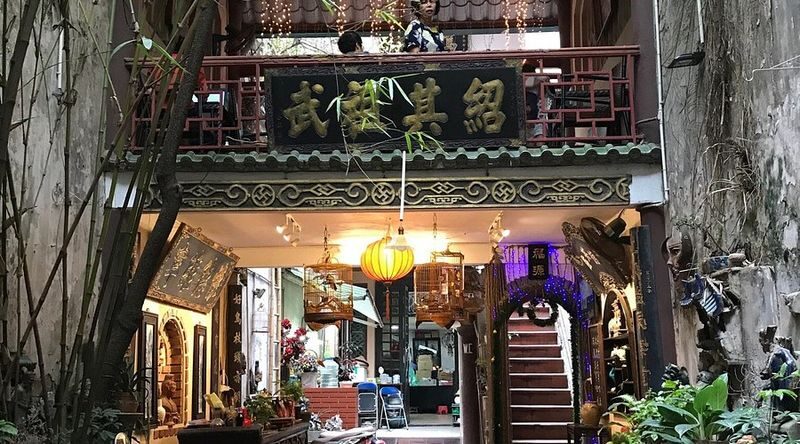 Hanoi Michelin Selected Street Food Walking Tour with Train Street - A street-food walk that puts dishes in context