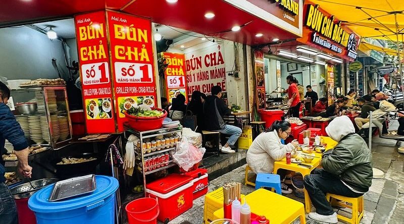 Hanoi Michelin Selected Street Food Walking Tour with Train Street - Adding Train Street to the food route