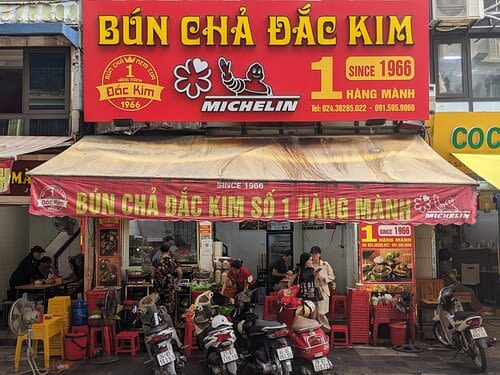 Hanoi Michelin Selected Street Food Walking Tour with Train Street - Meeting up, walking and eating comfortably