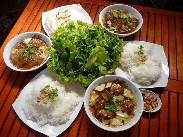 Hanoi: Street Food Walking Tour & Water Puppet Show - Exploring Hanois Old Quarter