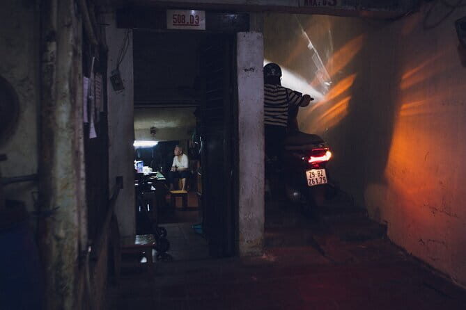 Hanoi Street Photography in a Vintage Community - The Photography Experience: Technical and Cultural Insights