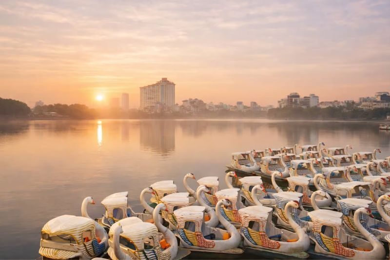 Hanoi Sunrise Tour with Female Riders in Ao Dai by Motorbike - Breakfast, With Pho in the Picture