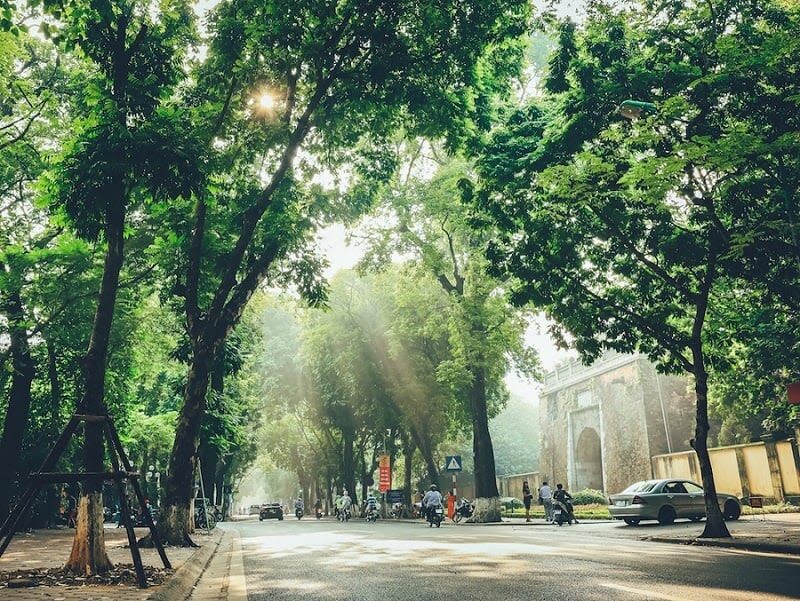 Hanoi Sunset Highlights Tour with Ao Dai Costume & Water Puppet Show - Flag Tower and Phan Dinh Phung Street