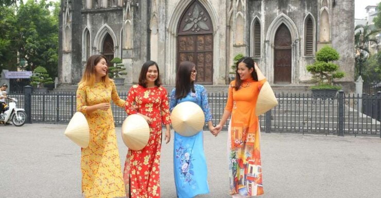 Hanoi: Traditional Ao Dai Dress and Non La Hat Rental - Experience the Charm of Ao Dai