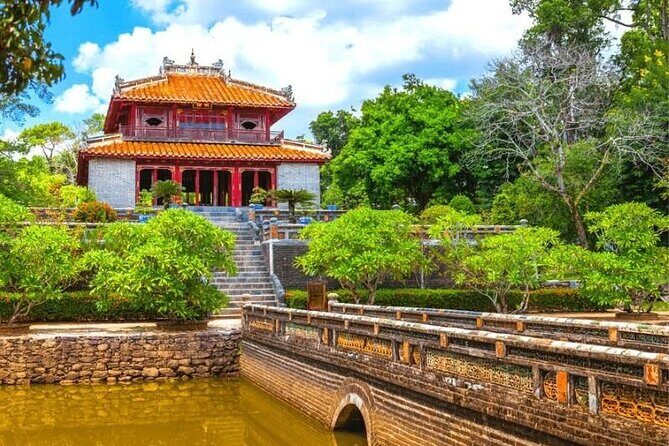 Hanoi Visit to Bat Trang Village - Shopping and Souvenir Hunting