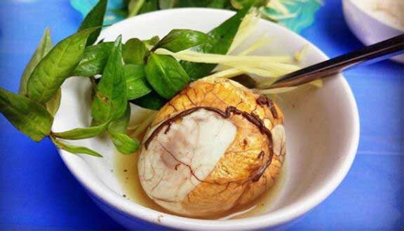 Hanoi Wild & Weird Street Food Walking Tour - Why a good guide matters here