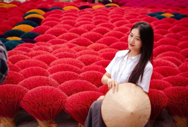 Hanois Artisan: Incense, Hat, Lacquer Making & Train Street - Unique Artisan Experiences