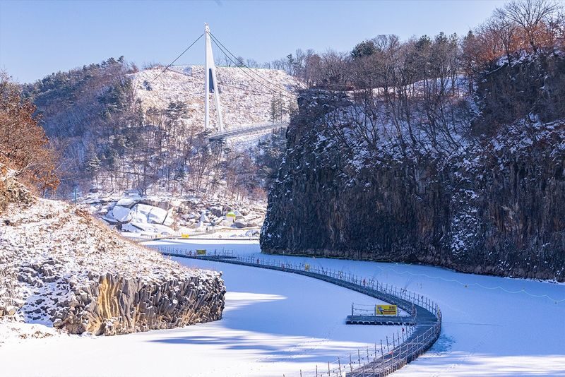 Hantan UNESCO Ice Trekking & Crane Watching Tour from Seoul - Should you book the Hantan winter tour?