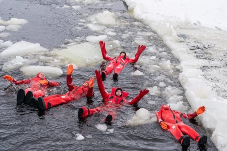 Haparanda/Tornio: Icebreaker Sampo Cruise With Ice Floating - Lunch and Refreshments