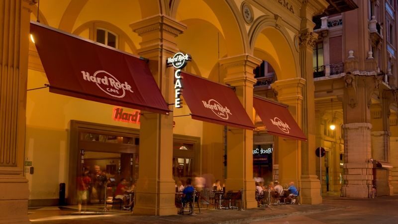 Hard Rock Cafe dining experience in Florence - A rock cafe between Renaissance stops