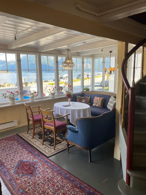 Hardangerfjord Lunch at Cider Farm, Coffee at historic Hotel - FAQ