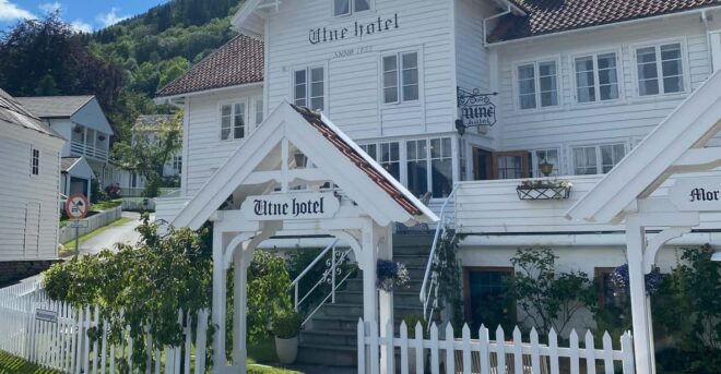 Hardangerfjord Lunch at Cider Farm, Coffee at Historic Hotel - Highlights and Experiences