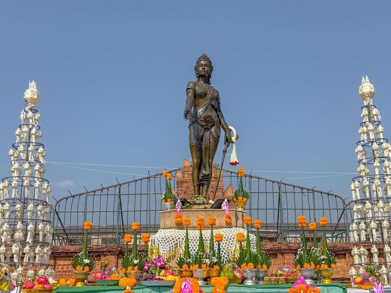 Hariphunchai Top Sights & 4 Mini Food Tour - Who should book this day trip?