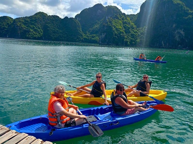Harmony Luxury Cruise: Ha Long Bay,Sung Sot & Ti Top - Afternoon tea as the day winds down