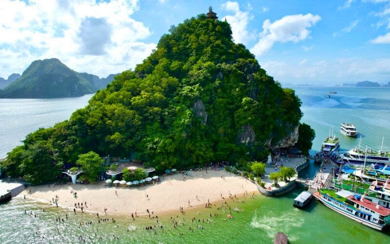 Harmony Luxury Cruise: Ha Long Bay,Sung Sot & Ti Top - The boat, the guide and the value