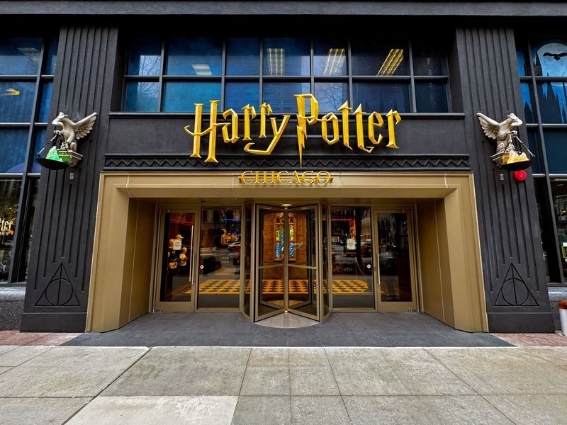 Harry Potter Shop Chicago Merchandise Bundle - What to know before you go