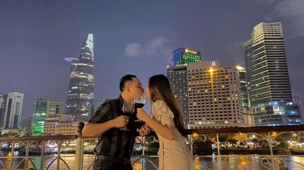 HCM: Dinner Cruise on Saigon River (Chinese Tour Guide) - Special Features