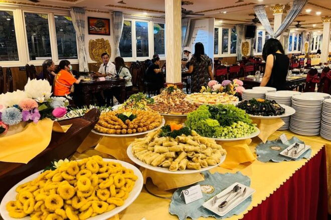 HCM Nightlife: River Saigon Dinner Cruise and Hotel Transfer - Group Size and Guide