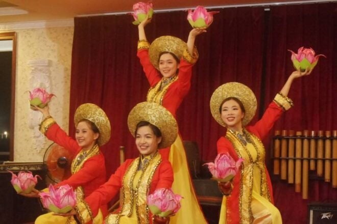 HCM: Saigon River Buffet Dinner Cruise With Private Table - Selecting Participants and Preferred Date