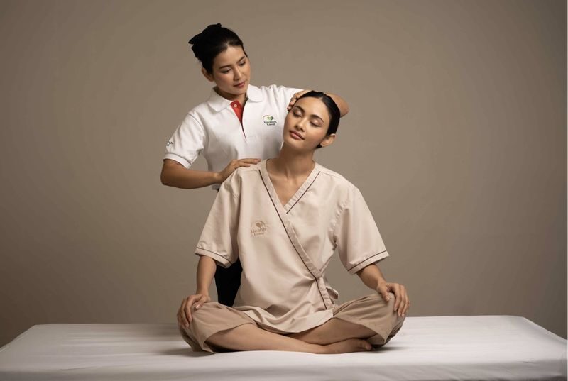 Health Land Spa at Srinakarin in Bangkok - Choosing Thai massage, oil, or herbal compress