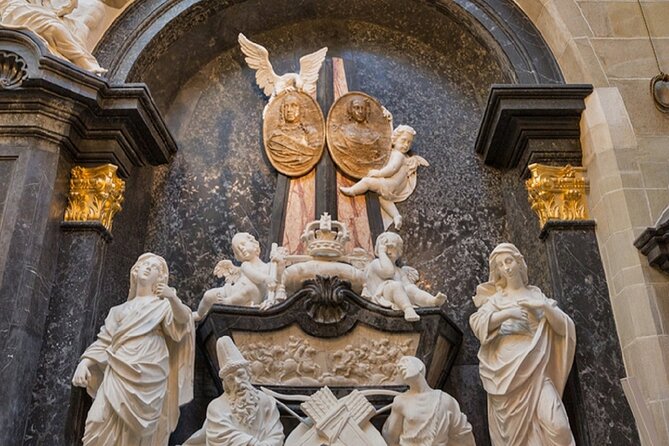 Heart of Krakow: the Old Town and the Wawel Castle Guided Tour - Insider Tips for Exploring Krakow