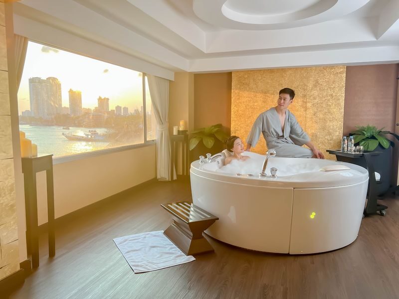 Heavena Wellness and Spa at Ramada Hotel Riverside in Bangkok - At a glance