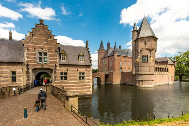 Heeswijk: Heeswijk Castle Admission Ticket With Audio Guide - Immerse in 1000 Years of History