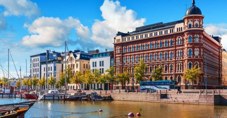 Helsinki: First Discovery Walk and Reading Walking Tour - Experience