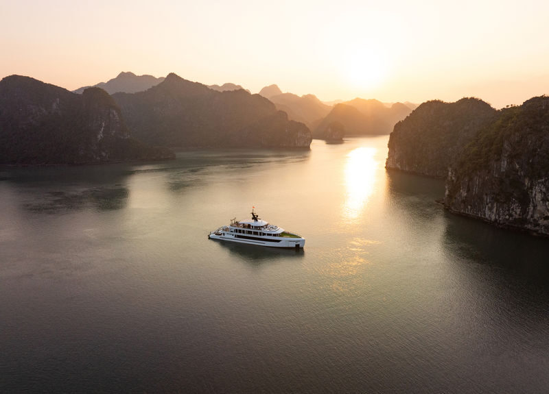 Hera Luxury Day Cruise: Ha Long Bay & Lan Ha Bay Tour - A cruise that pairs Ha Long with Lan Ha