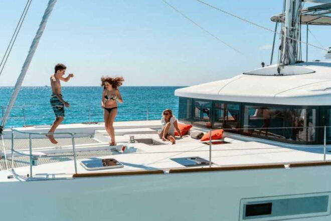 Heraklion: Dia Island Family & Kid-Friendly Catamaran Cruise - Dining Options on Board