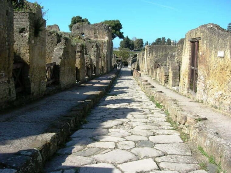 HERCULANEUM AND VESUVIUS: PRESTIGE TOUR FROM NAPLES - Mount Vesuvius: The Iconic Volcano