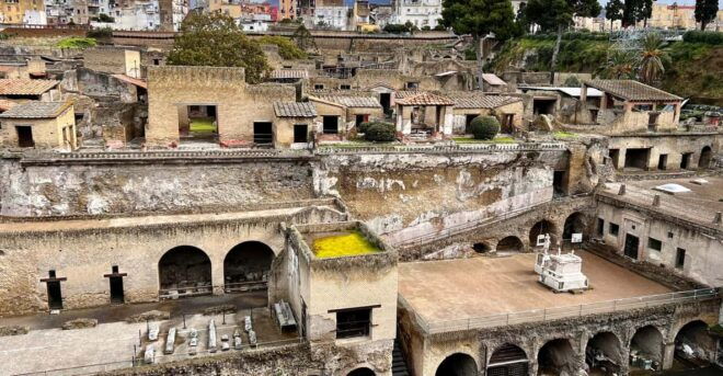 Herculaneum: Come and Explore the Archaeological Park - Tour Guide Languages and Accessibility