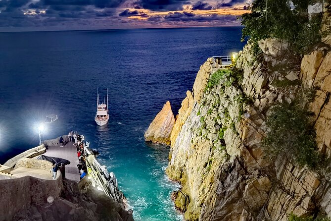High Cliff Divers La Quebrada at La Perla - Only Drinks - What To Expect