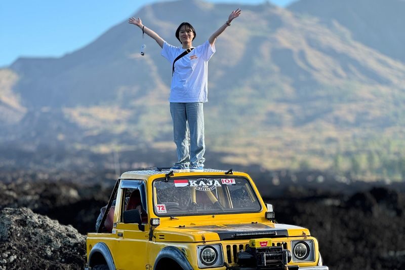 Highlight Drone Videographer with 4WD Jeep in Batur Volcano - What to wear and bring for the cold, dusty hours