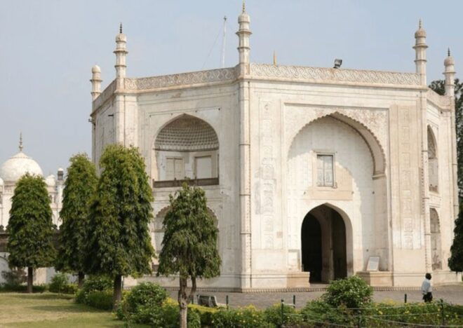 Highlights of Aurangabad (Guided Half-Day City Tour by Car) - Inclusions: Guide, Transport, and Insights