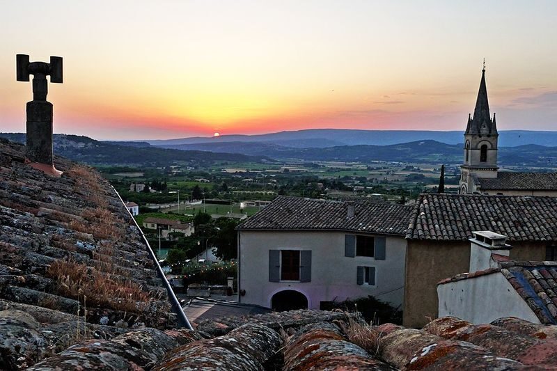 Hilltop Villages in Luberon from Aix-en-Provence - Bonnieux: a view-and-camera pause