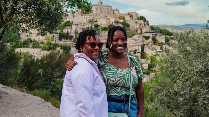 Hilltop Villages in Luberon from Aix-en-Provence - Roussillon: color above the cliff