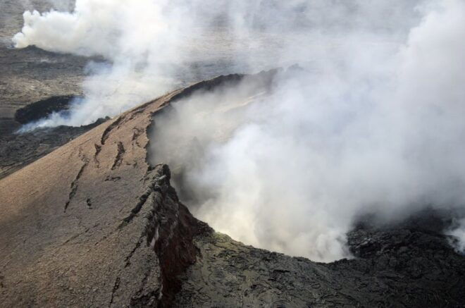 Hilo: Hawaii Volcanoes National Park and Waterfalls Flight - Helicopter Ride Over Ever-Changing Scenery