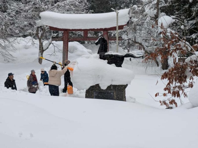 Hirosaki: Shrine Snow Shoveling Experience with Lunch - Hirosaki: Shrine Snow Shoveling Experience with Lunch