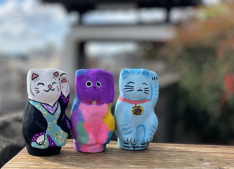 Hiroshima Onomichi: Maneki-neko Painting (Tenugui Included) - A temple-side photo with your finished cat
