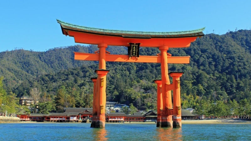 Hiroshima Peace Memorial Museum & Miyajima Itsukushima Shrine One-day Bus Tour - One day, two sides of Hiroshima