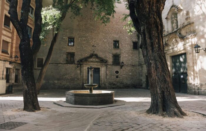 Histary: Guided Tour Through the Gothic Quarter With Augmented Reality - Discovering the Barcelona Cathedral