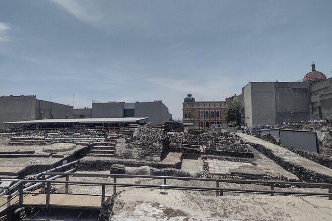 Historic center walking tour through time and space - Good To Know