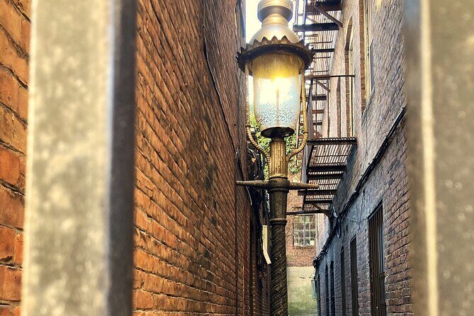 Historic Underground Railroad Walking Photo Tour w Local Guide - Exploring the Itinerary in Detail