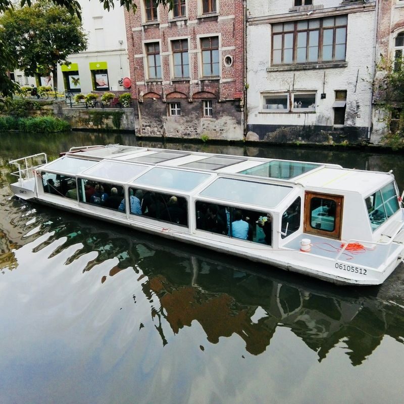 Historical Boat Tour in Ghent - A lively guide is central to the experience