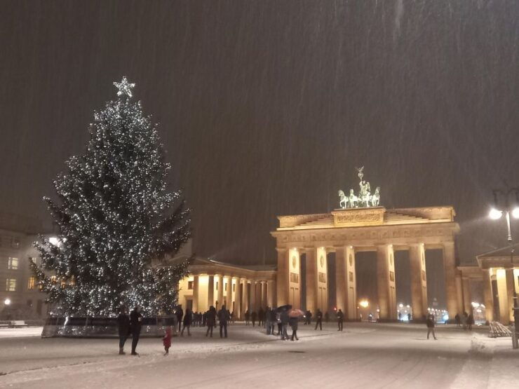 Historical Christmas Market Tour Along the Unter Den Linden - Overview of Unter Den Linden Boulevard