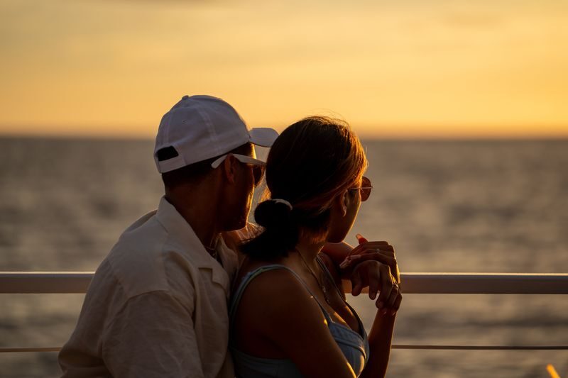 Historical Dinner Cruise to Kealakekua Bay in Hawaii - A three-hour route from check-in to sunset