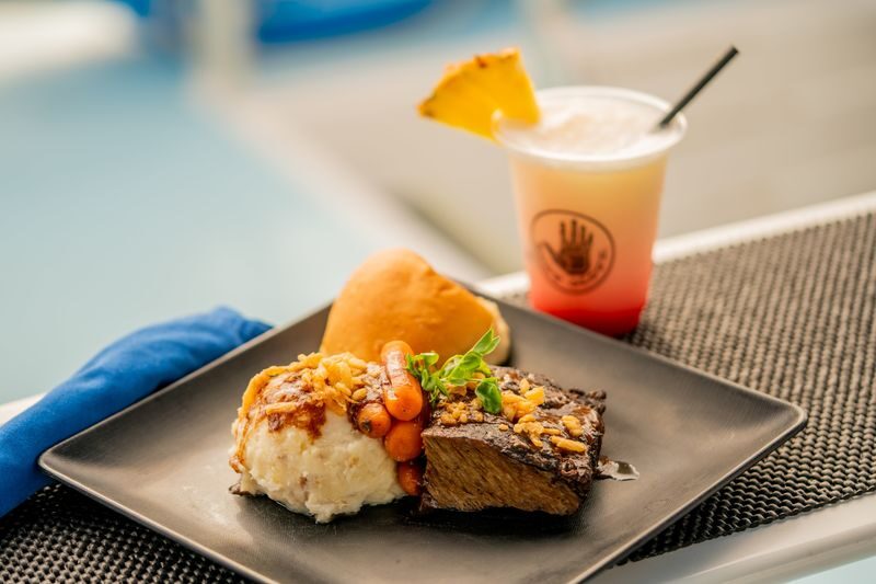 Historical Dinner Cruise to Kealakekua Bay in Hawaii - Island-style dinner with local ingredients