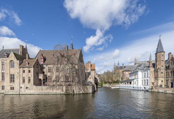 Historical Walk in Bruges With Local Guide. Praline Included - Highlights of the Experience